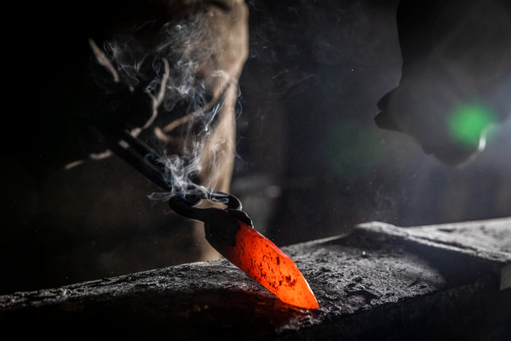 Processo artesanal de forjamento de faca premium